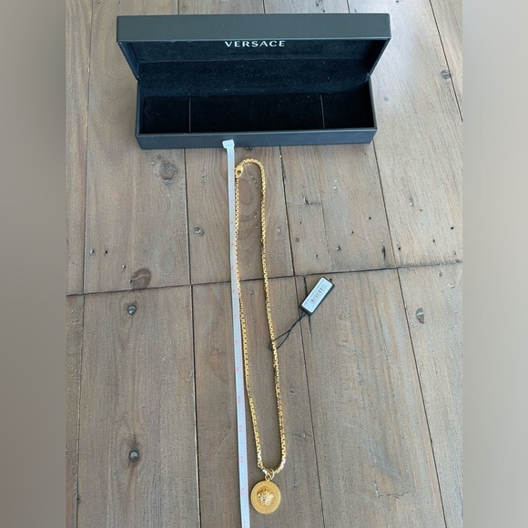 Versace Medusa Pendant Necklace Metal NWT - Picture 8 of 9